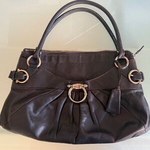 Ferragamo Marissa shoulder bag with a beautiful Gancini buckle. (brown leather)